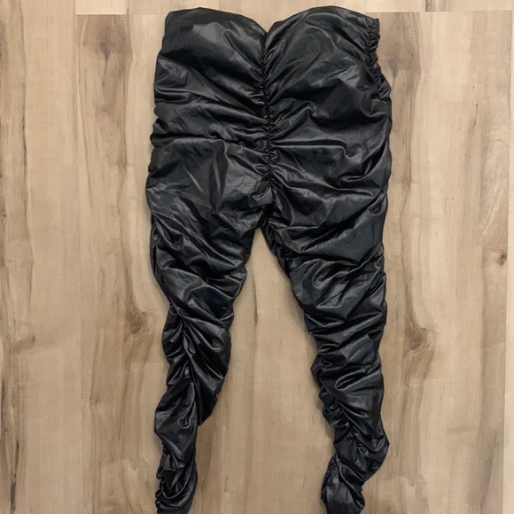 ⚡️Pretty Little Thing Ruched Faux Leather Legging - Picture 3 of 6